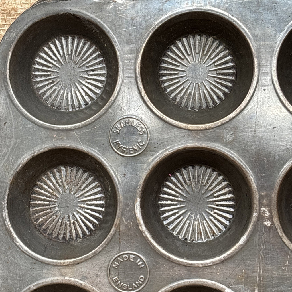 Vintage Seamless Hygienic Metal Baking Tin - patterned - Kitchenalia - Tart