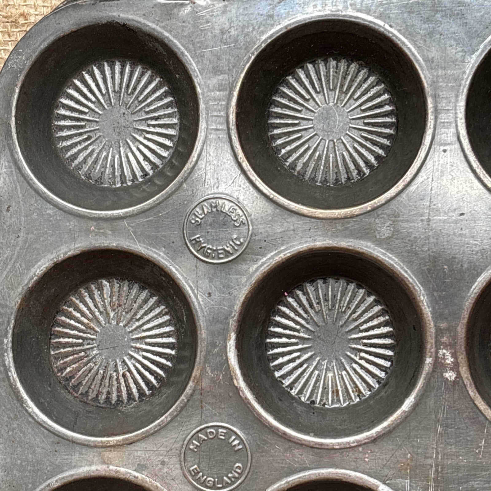 Vintage Seamless Hygienic Metal Baking Tin - patterned - Kitchenalia - Tart