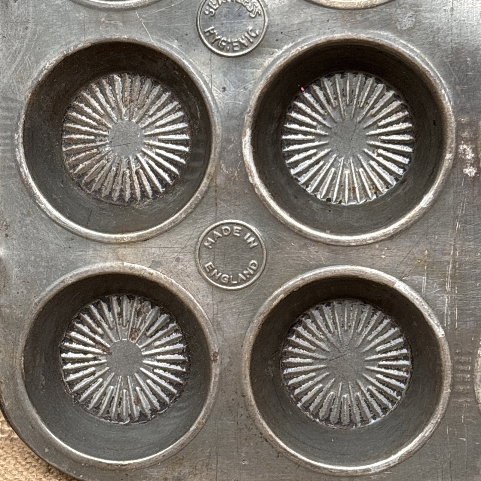 Vintage Seamless Hygienic Metal Baking Tin - patterned - Kitchenalia - Tart
