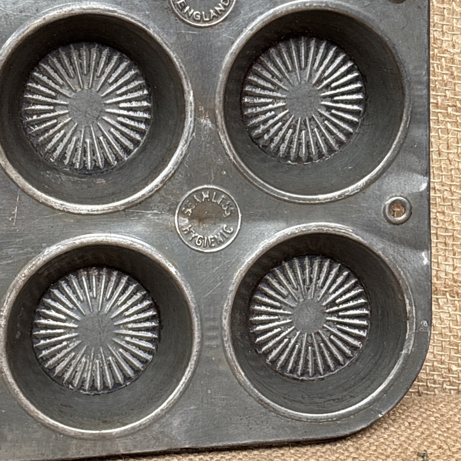 Vintage Seamless Hygienic Metal Baking Tin - patterned - Kitchenalia - Tart