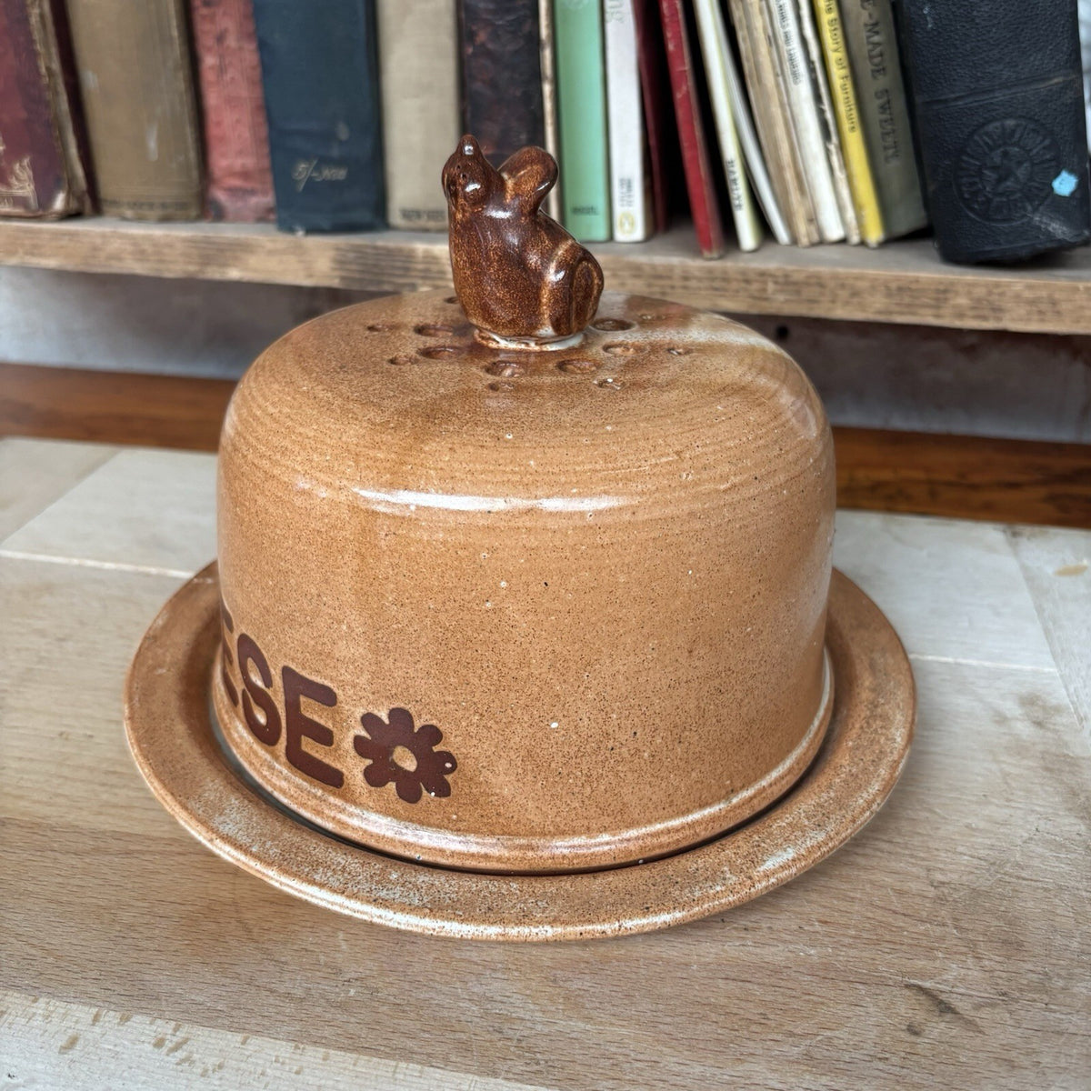 Vintage Large Cheese Dish With Mouse - Piggery Pottery Epworth - Farmhouse