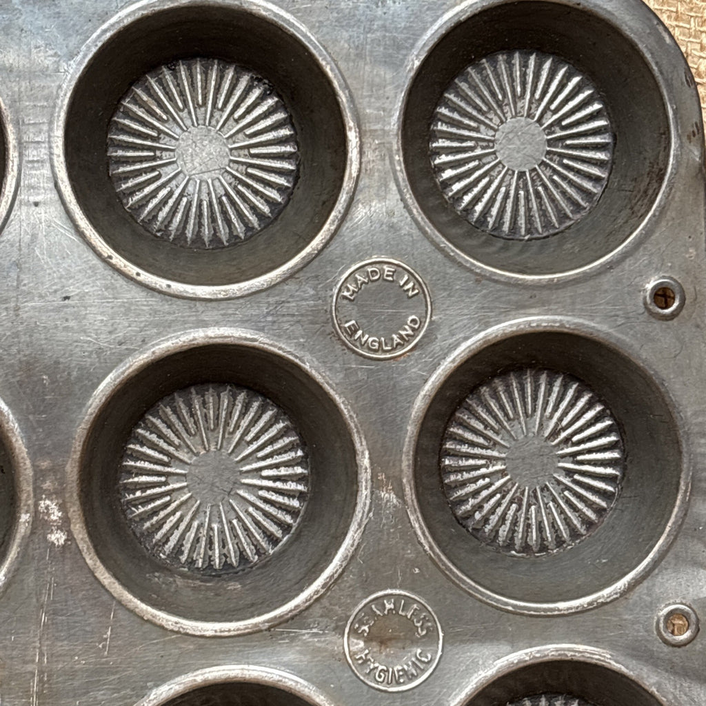 Vintage Seamless Hygienic Metal Baking Tin - patterned - Kitchenalia - Tart